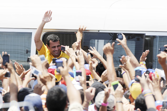 O candidato de oposio  presidncia da Venezuela, Henrique Capriles, em campanha pelo pas