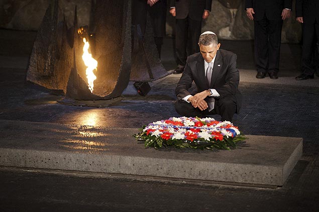 Com quip, presidente dos EUA, Barack Obama, entrega coroa de flores junto ao fogo eterno do museu Yad Vashem, em Israel
