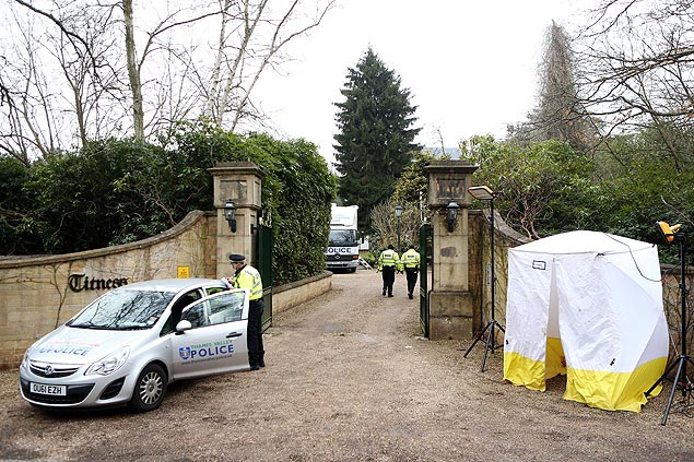 Policiais prximos  casa onde o magnata russo Boris Berezovsky foi encontrado morto