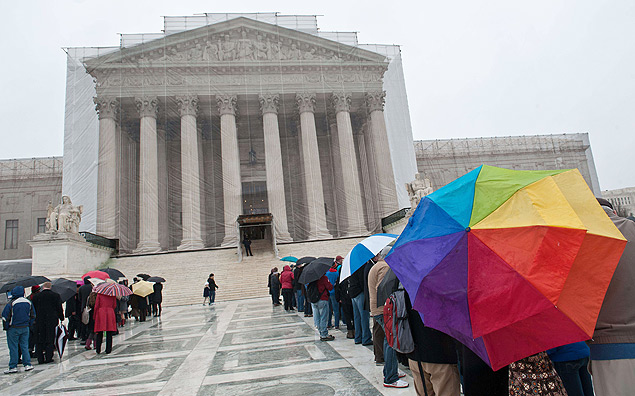 Pessoas fazem fila para entrada no prdio da Suprema Corte dos EUA, em Washington