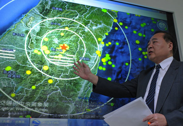 Diretor do Centro de Sismologia de Taipei mostra reas afetadas pelo terremoto em Taiwan