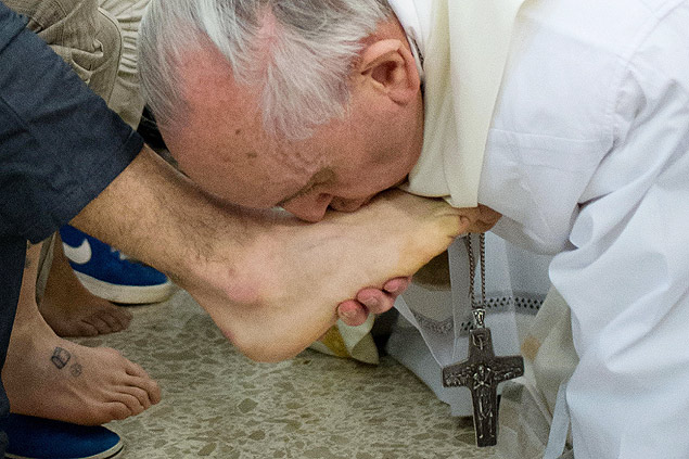 Papa Francisco beija ps de adolescente durante missa do lava-ps em centro de deteno de jovens perto de Roma
