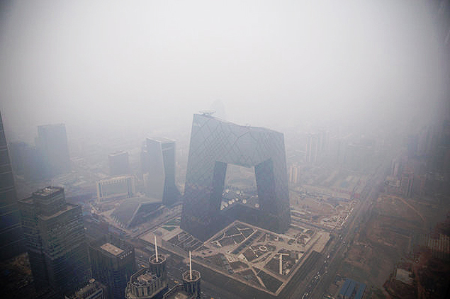 China no reprime empresas que priorizam lucros em detrimento da sade; prdio em Pequim envolto na poluio