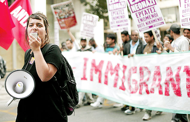 Manifestao em Atenas contra a poltica do governo grego para auxlio aos imigrantes