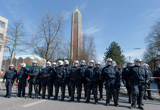 Policiais bloqueiam entrada de igreja evangélica em Hamburgo, cuja venda para muçulmanos gerou protestos