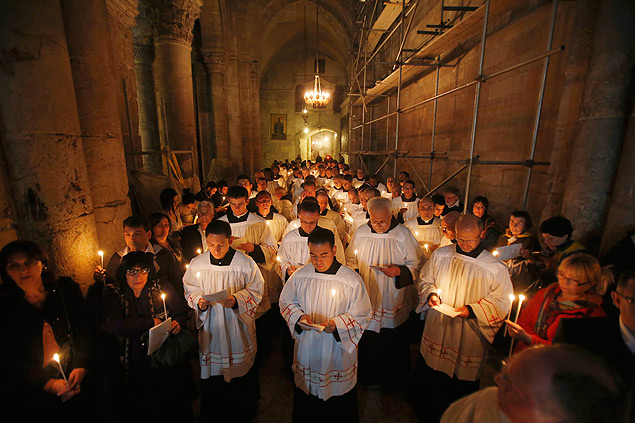 Memebros do clero de Jerusalm participam de procisso at a igreja do Santo Sepulcro