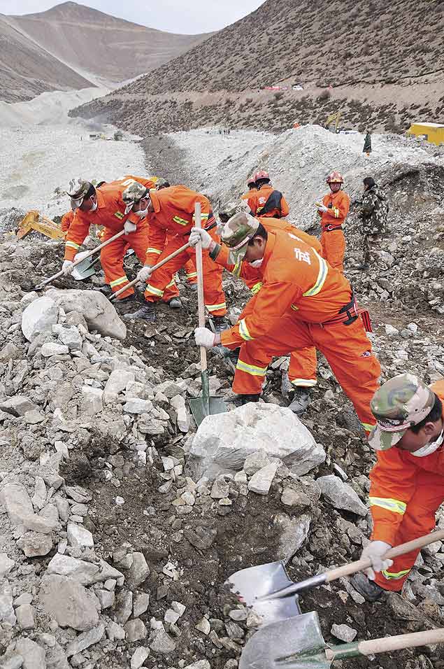 Socorristas procuram por sobreviventes aps deslizamento de terra em uma mina em Maizhokunggar, no Tibete