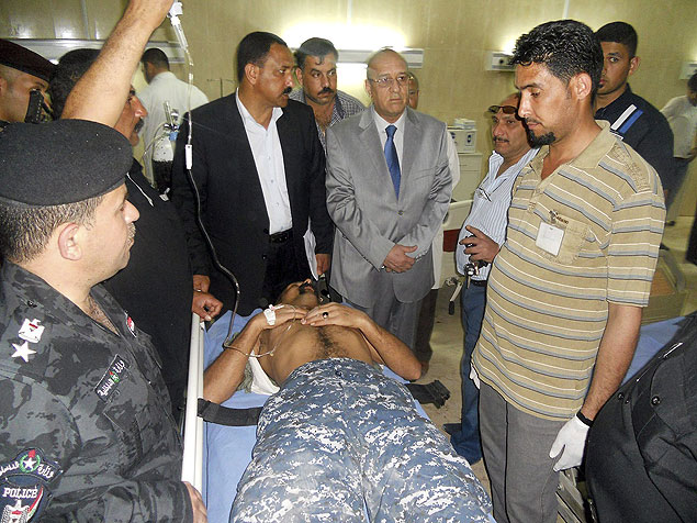 Um policial iraquiano recebe tratamento mdico em um hospital em Tikrit, aps atentado a bomba 