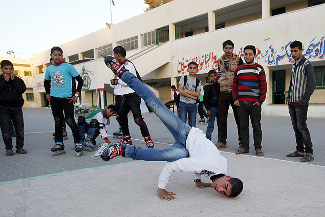 Meninos danam em escola localizada na faixa de Gaza