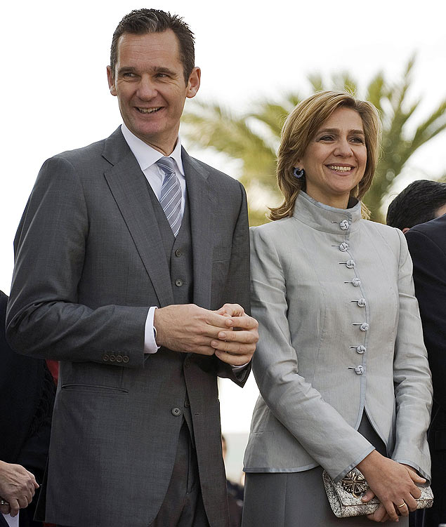 Infanta Cristina, ao lado do marido,Iaki Urdangarin; filha do rei Juan Carlos 1  acusada de envolvimento em corrupo 