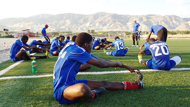 Jogadores da seleo sub-17 do Haiti participa de treino em campo da capital do pas, Porto Prncipe