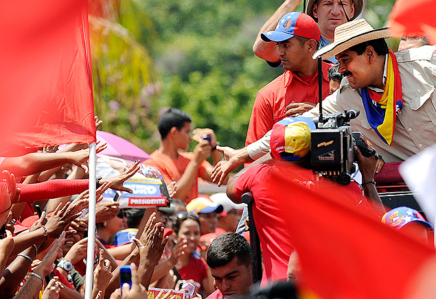 Nicols Maduro (de chapu de palha) cumprimenta eleitores em comcio em San Carlos, antes da eleio na Venezuela