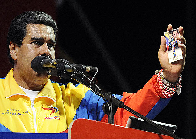 Presidente interino da Venezuela, Nicols Maduro segura foto de Hugo Chvez em comcio em Puerto Ordaz, no sbado (6)