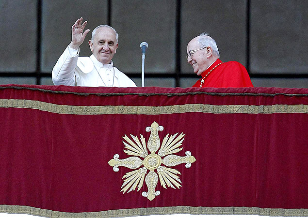 Papa Francisco, acompanhado do cardeal Agostino Vallini, sada fiis em cerimnia na Baslica de So Joo de Latro em abril
