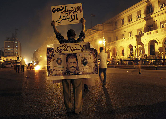Manifestante carrega 'nota de dlar' com imagem do presidente Mohamed Mursi em protesto de grupo revolucionrio no Egito