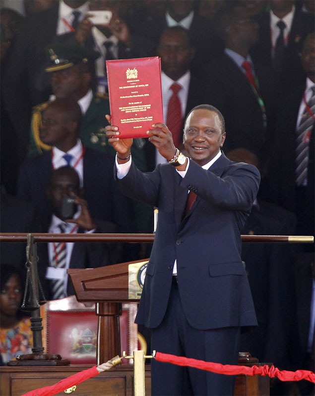 Novo presidente do Qunia, Uhuru Kenyatta segura uma cpia da Constituio durante cerimnia de posse em Nairbi nesta tera