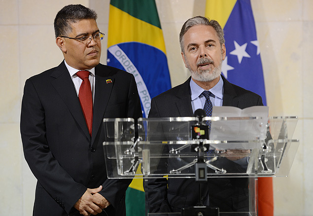 Os ministros das Relaes Exteriores do Brasil, Antonio Patriota, e da Venezuela, Elas Jos Jaua Milano, do entrevista coletiva, no saguo do Palcio Itamaraty