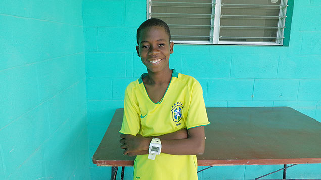 O haitiano Jean Pierre Berley, 14, que aprendeu portugus com militares e  f da seleo brasileira, em Croix-des-Bouquets