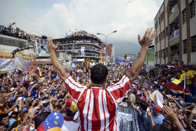 Candidato oposicionista  Presidncia da Venezuela, Henrique Capriles, cumprimenta multido durante comcio em Mrida 