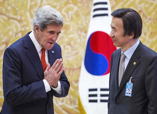 Secretrio de Estado americano, John Kerry ( esq.) e o chanceler Yun Byung-se durante encontro em Seul 