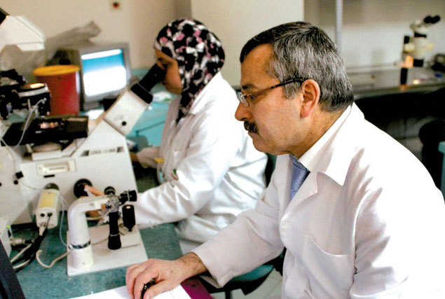 O médico Abu Khaizaran em sua clínica de fertilização em Nablus, na Cisjordânia