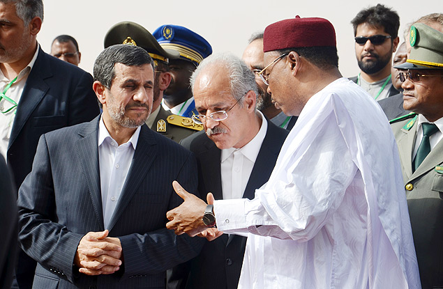 Presidente do Ir, Mahmoud Ahmadinejad ( esq.), consversa com o presidente do Niger, Mahamadou Issoufou ( dir.)