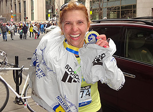 Kelly Montoaneli mostra medalha aps concluir a Maratona de Boston