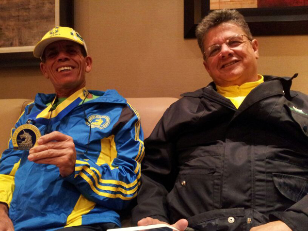 Maratonista Carlos Ferreira (esq.) e seu acompanhante, Paulo Silva, que estavam em Boston no momento das exploses