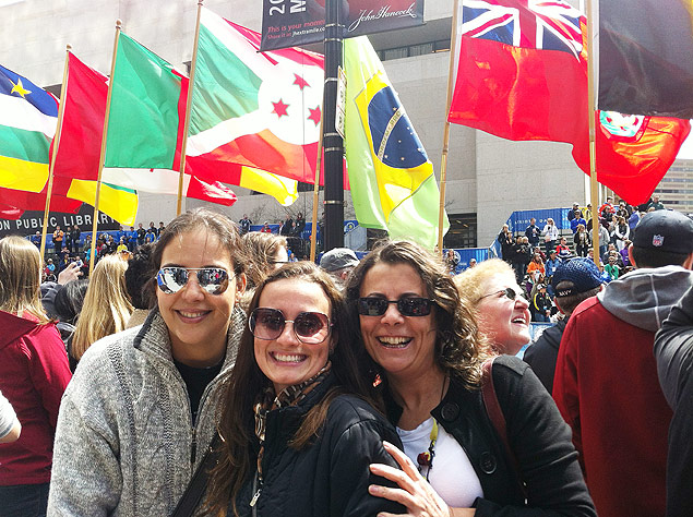 Brasileiras que trabalham no Consulado Geral do Brasil em Boston em foto na maratona. Cristina Pitanga ( esq.), Carolina Feij (centro) e Mary Mello ( dir.)