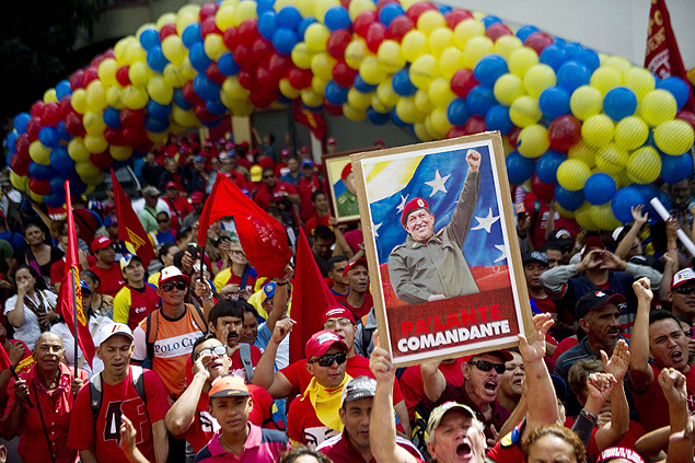 Apoiadores do presidente da Venezuela, Nicols Maduro, mostram retrato do lder Hugo Chvez em frente ao Congeresso