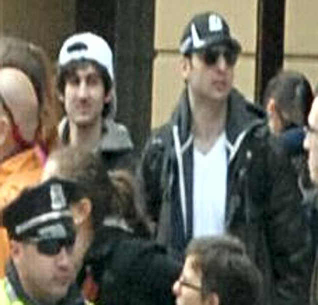 FBI divulga novas fotos de dois suspeitos de cometerem os atentados durante a Maratona de Boston, na última segunda-feira (15) 