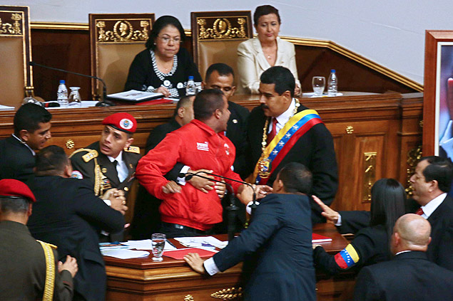 Homem de jaqueta vermelha invade cerimônia de posse do presidente eleito da Venezuela, Nicolás Maduro 