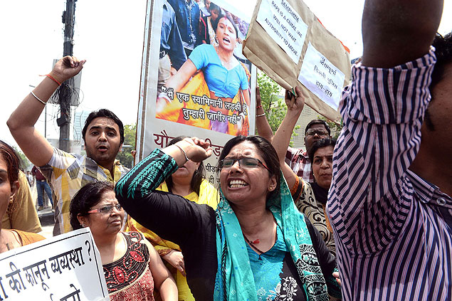 Indianos protestam com cartazes contra o governo e a polcia de Nova Dlhi em frente  sede da polcia
