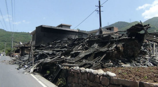 Casa destruda em entrada que liga Ya'an a Lushan aps terremoto de 7 graus na escala Richter que abalou a regio central da China