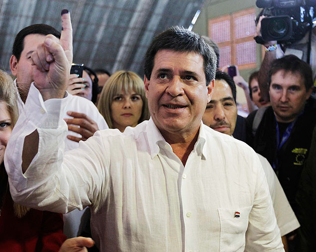 Horacio Cartes, presidencivel do Partido Colorado, mostra seu polegar com tinta aps votar em Assuno na manh de hoje