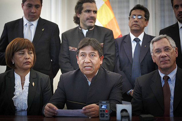 O chanceler boliviano, David Choquehuanca (ao centro), durante entrevista na Embaixada da Bolvia em Haia, na Holanda 