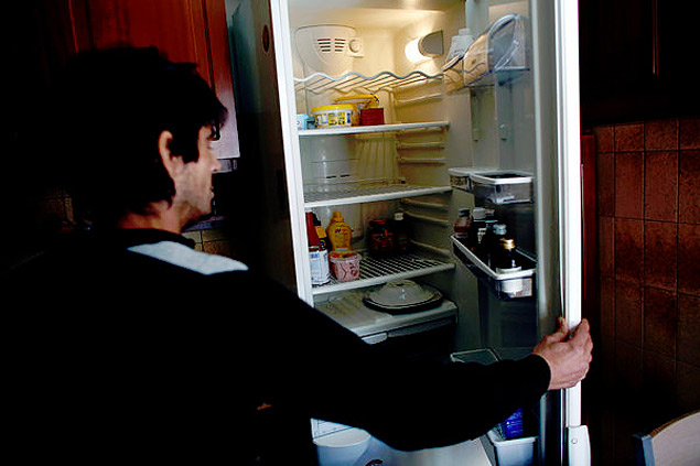 A geladeira quase vazia de Michalis Petrakis; a fome na Grcia est aumentando