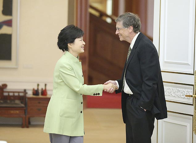 Bill Gates cumprimenta presidente sul-coreana Park Geun-hye com a mo no bolso; saudao causa polmica no pas asitico