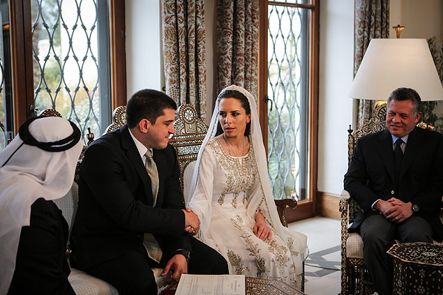 Zaid Mirza ( esq.), que cresceu no Brasil, a princesa jordaniana Iman Bint Hussein (centro) e o rei Abdullah 2 ( dir.)