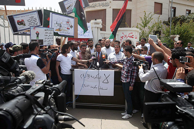 Milcia armada fala com a imprensa durante cerco a prdio do Ministrio das Relaes Exteriores, em Trpoli (Lbia)