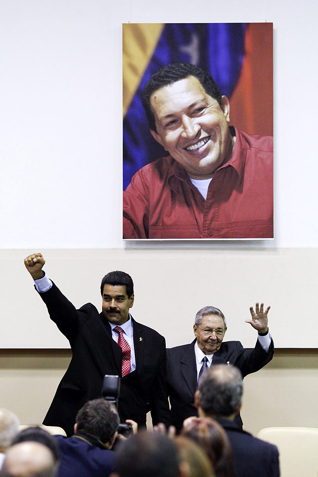 O venezuelano Nicols Maduro e o cubano Ral Castro sadam plateia em Havana, aps confirmar parceria iniciada sob Hugo Chvez (ao fundo)