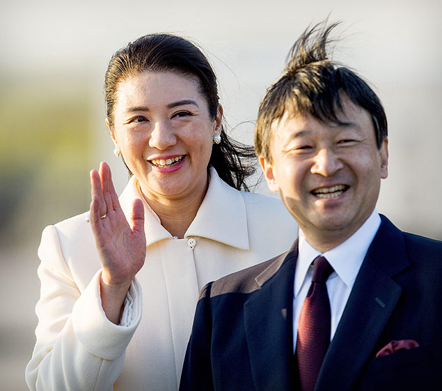 O príncipe herdeiro do Japão, Naruhito, e a mulher dele, Masako, chegam ao aeroporto de Schiphol, em Amsterdã