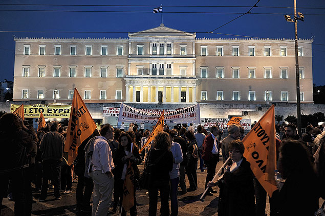 Servidores pblicos protestam diante de Parlamento grego, em Atenas, contra aprovao de dispensas