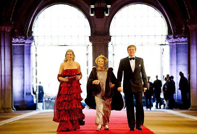 A rainha Beatrix, entre seu filho Willem-Alexander e a mulher, a argentina Máxima, chegam a um evento em Amsterdã