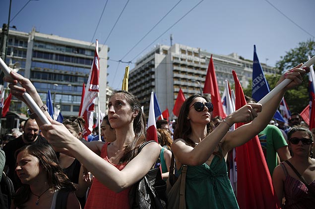 Gregos protestam contra cortes promovidos pelo governo na praa Sintagma, em Atenas, neste 1 de Maio