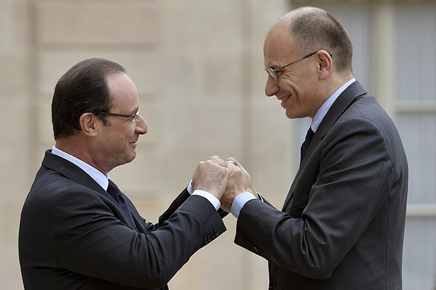 O presidente da França, François Hollande (à esq.), cumprimenta o recém-empossado premiê da Itália, Enrico Letta, no Palácio do Eliseu 