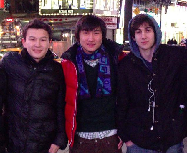 Foto em perfil de Dias Kadyrbayev (ao centro) em rede social mostra ele com Azamat Tazhayakov (à esq.) e Dzhokhar Tsarnaev, suspeito de atentado, na Times Square