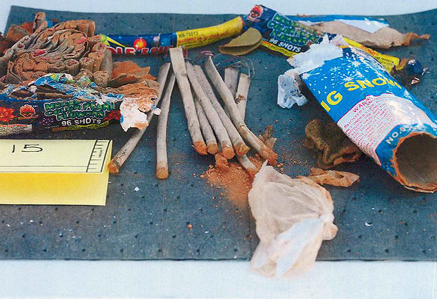 Fogos de artifcio encontrados dentro de moclhia que, segundo o FBI, teria sido jogada em aterro sanitrio por Dzhokhar Tsarnaev, segundo o FBI