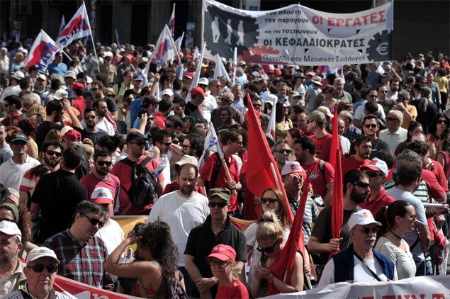 Trabalhadores participam de protesto em praa no centro de Atenas em meio a greve geral contra medidas de austeridade 