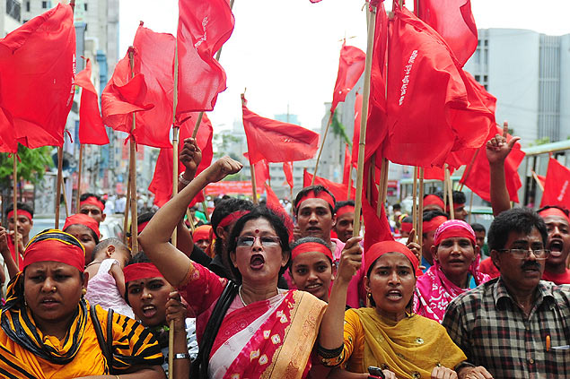 Bengaleses protestam por melhores condies de trabalho uma semana aps desabamento de prdio de tecelagens que matou mais de 400